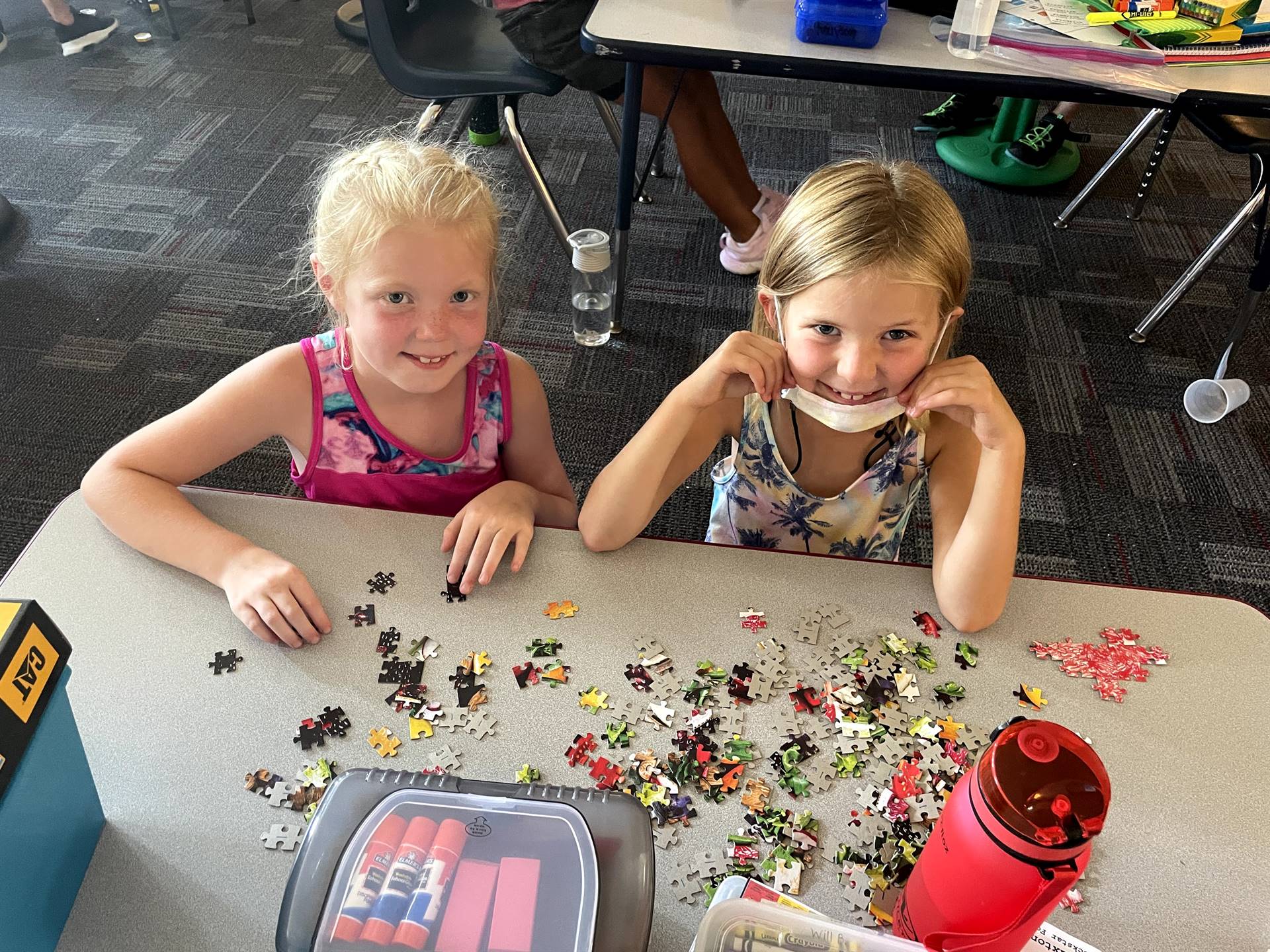 elementary students putting a puzzle together