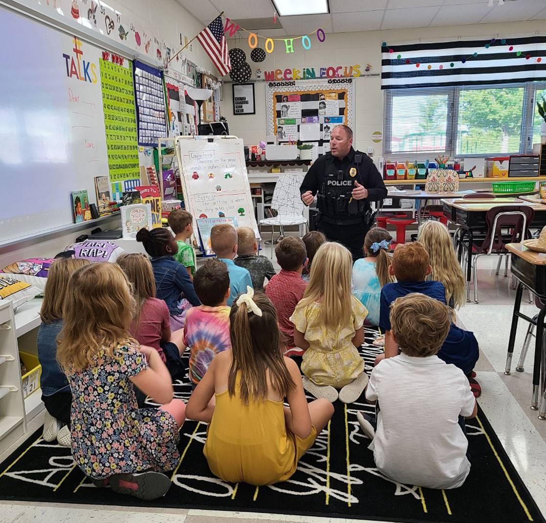 PES - Peosta Chief of Police speaking to first grade classroom