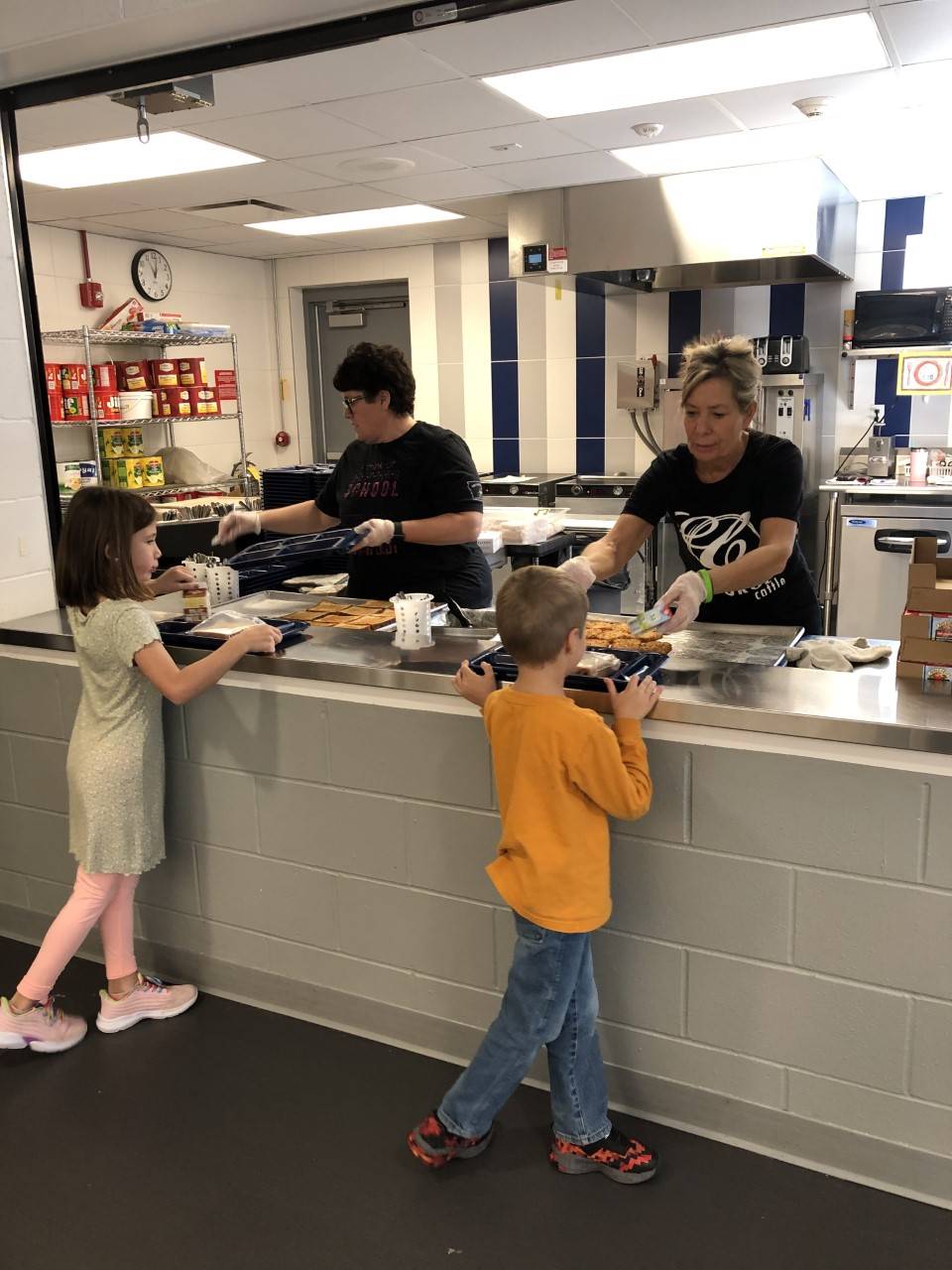 CES - Food Service serving lunch